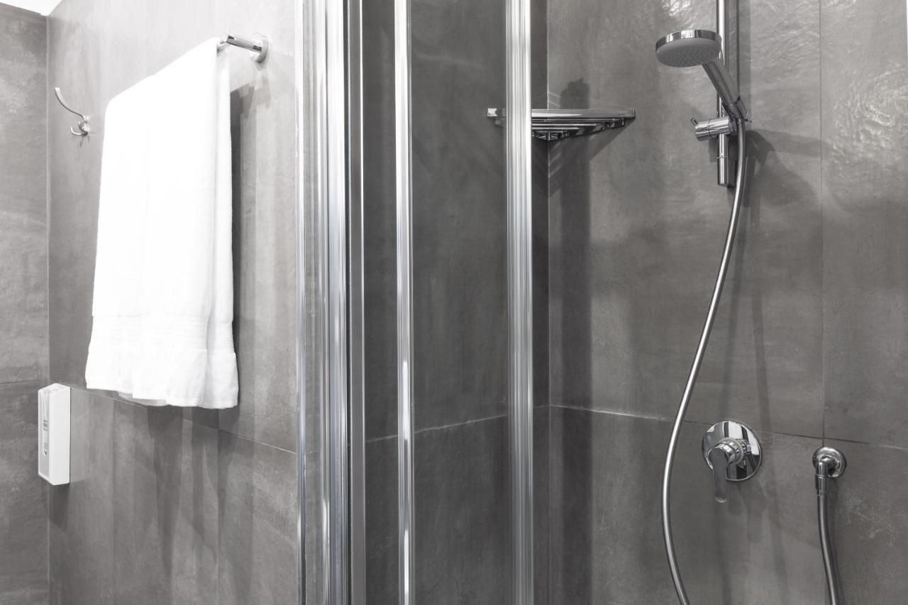 Toledostop Nápoles Exterior foto A shower with a shower door