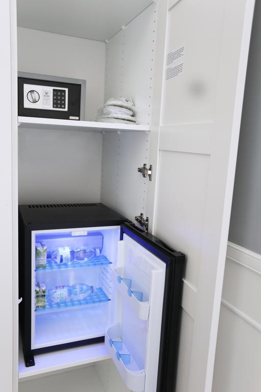 Toledostop Nápoles Exterior foto A mini-refrigerator