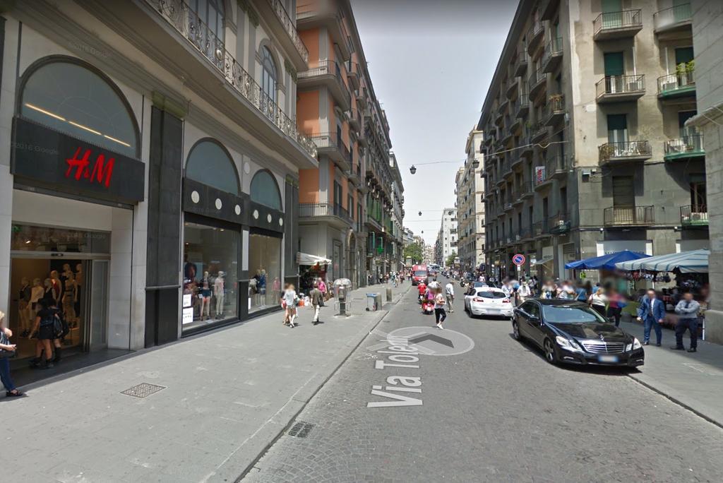 Toledostop Nápoles Exterior foto The station is located on Via Torino, a shopping street.