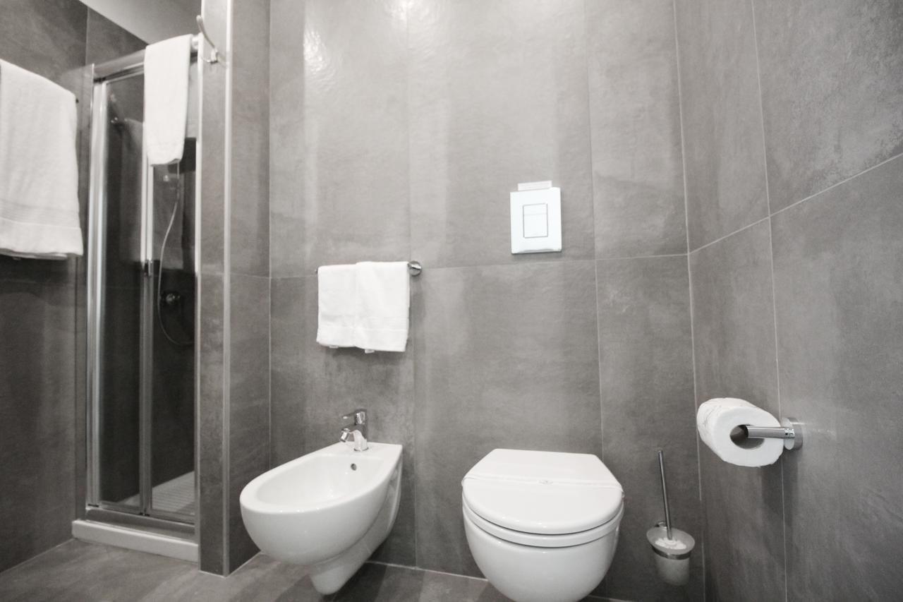 Toledostop Nápoles Exterior foto A modern bathroom with a bidet and toilet