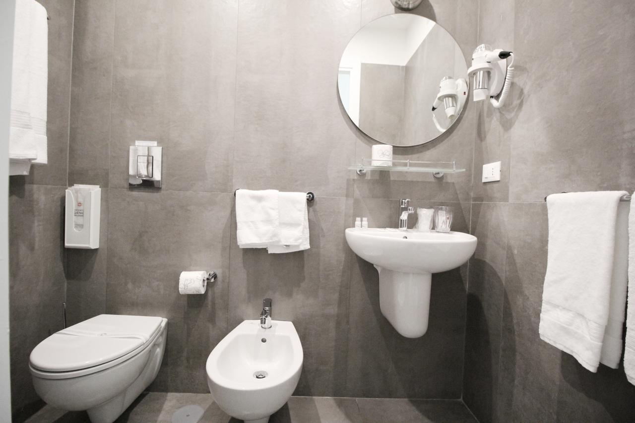 Toledostop Nápoles Exterior foto A bidet in a hotel bathroom