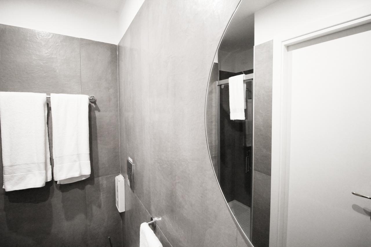 Toledostop Nápoles Exterior foto Bathroom with polished concrete