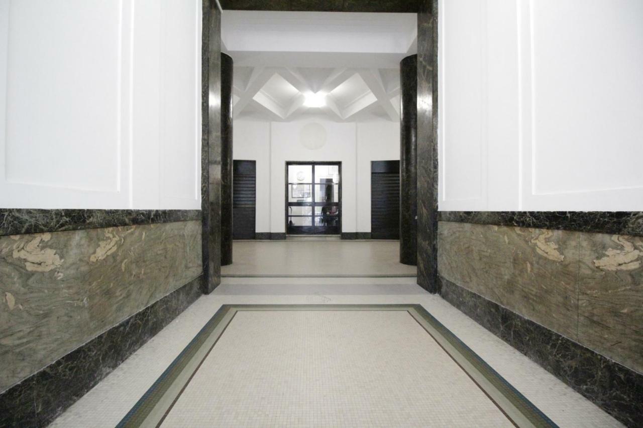 Toledostop Nápoles Exterior foto Interior of the building